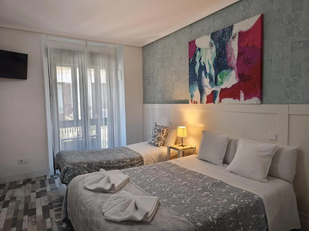 Habitación Doble con cama supletoria — Fuencarral Adeco