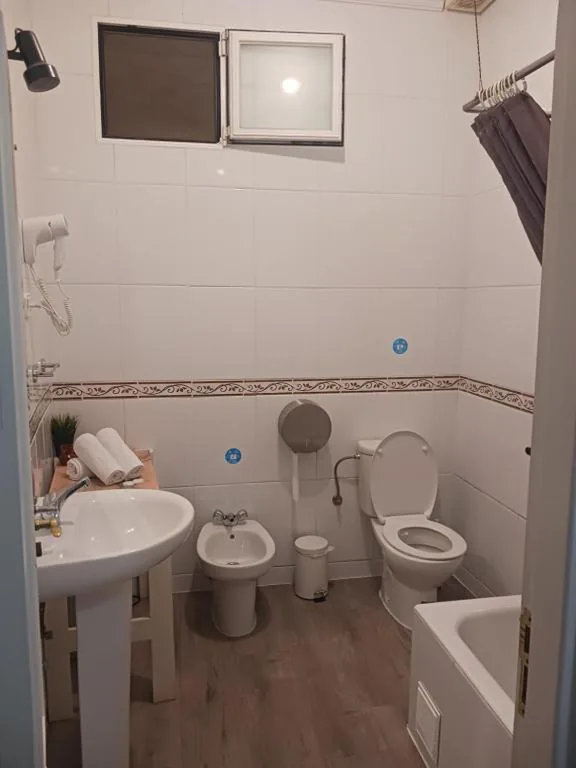 Habitación Doble Pequeña con baño compartido — Fuencarral Adeco
