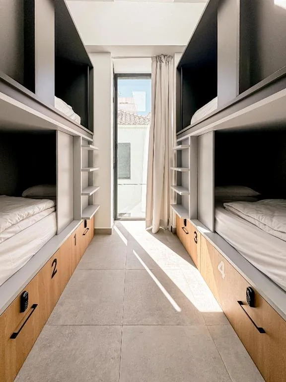 Bed in slaapzaal met 4 bedden — Funker Hostel