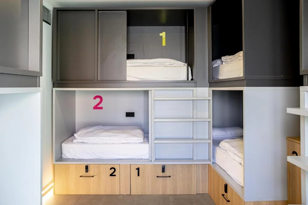 Bed in slaapzaal voor vrouwen met 8 bedden — Funker Hostel