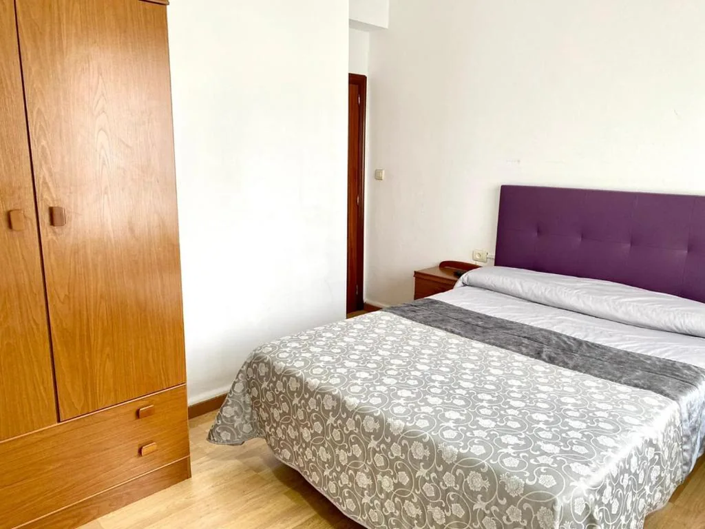Quarto com cama de casal e varanda — Garden Lodge Hostal Evencio