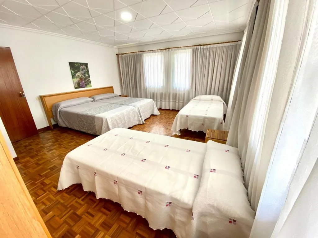 Quarto Quádruplo com banheira — Garden Lodge Hostal Evencio