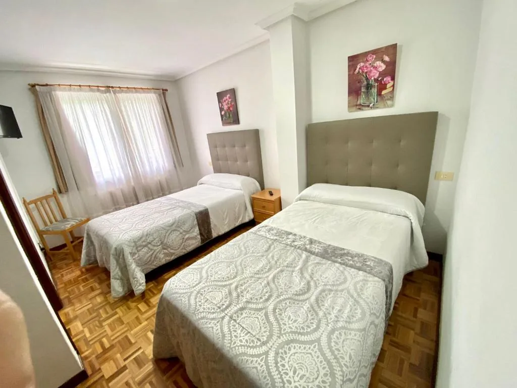 Quarto Duplo com banheira - 2 camas — Garden Lodge Hostal Evencio