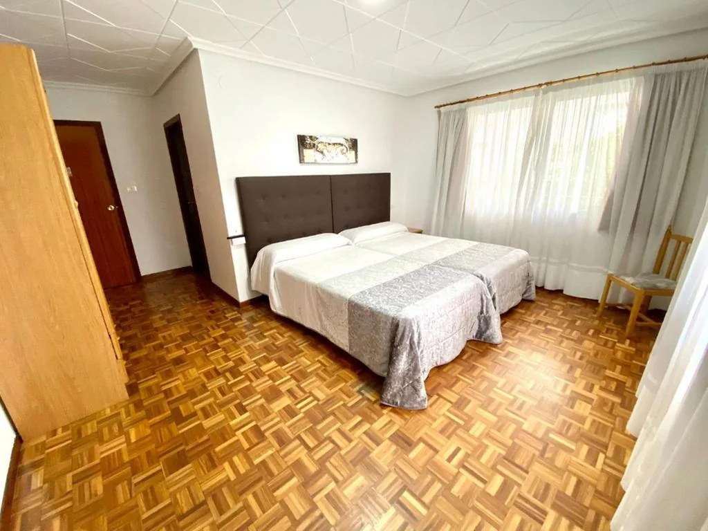 Quarto Duplo com vista para o jardim - 2 camas — Garden Lodge Hostal Evencio