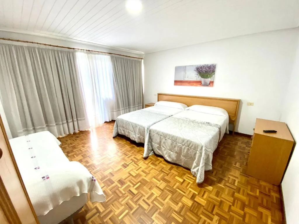 Quarto Triplo com terraço — Garden Lodge Hostal Evencio