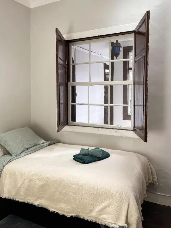 Quarto Duplo com Casa de Banho Partilhada - 1 ou 2 Camas — Gato Azul - Coliving