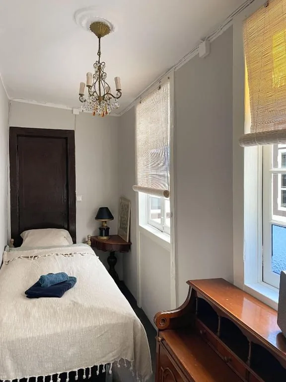 Quarto Individual com Casa de Banho Partilhada — Gato Azul - Coliving