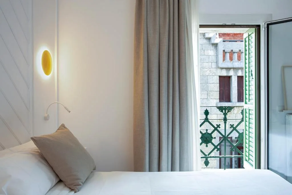 Deluxe Double Room with View - 1 or 2 Beds — Gaudi Hotel