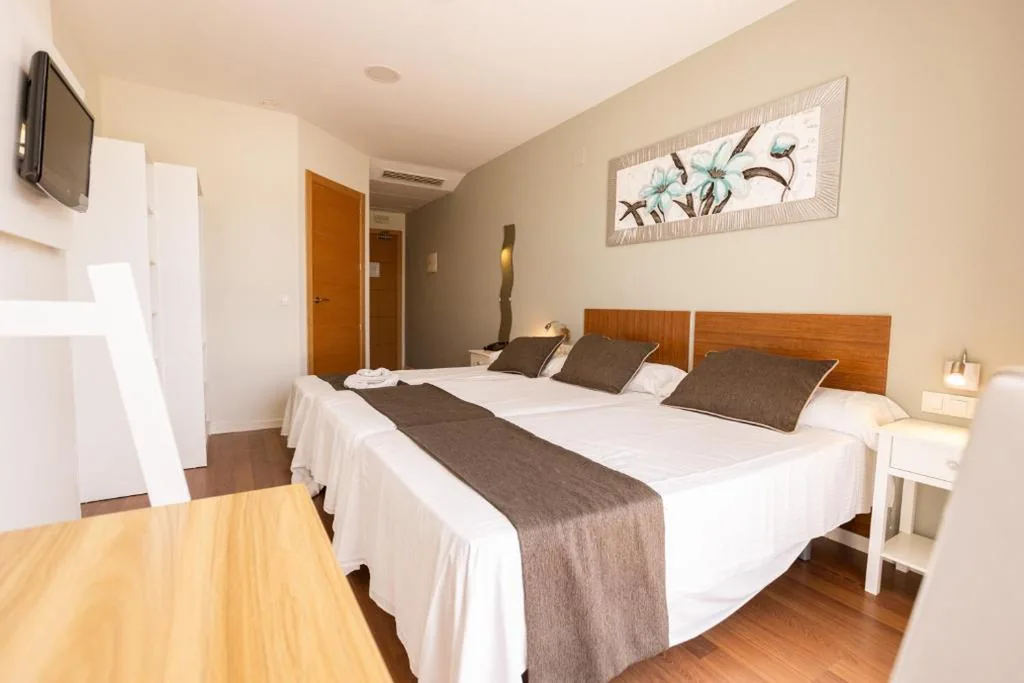 Camera doppia con letto supplementare e 2 letti — Gce Hoteles