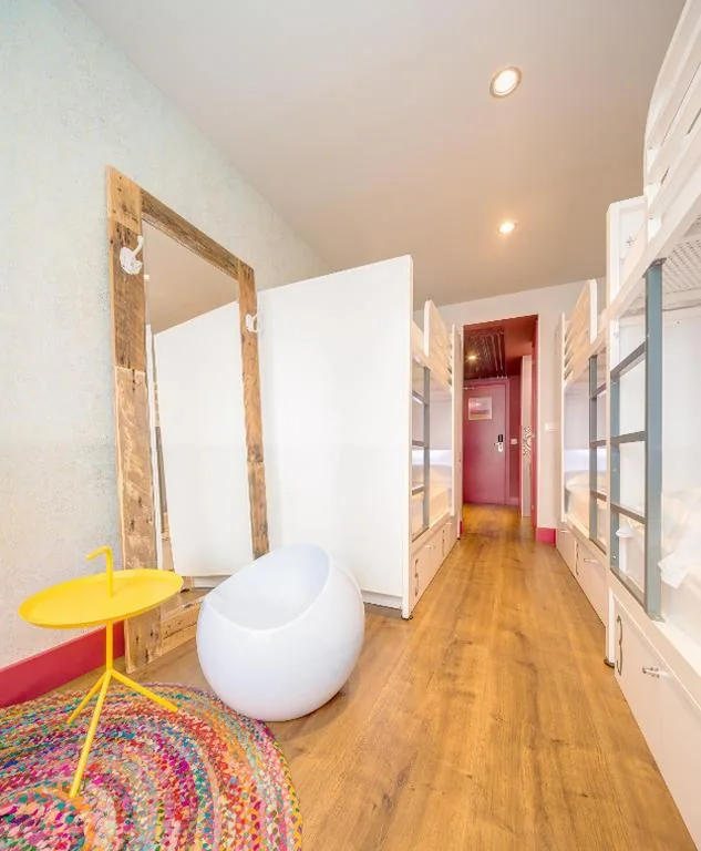 Cama en habitación compartida femenina de 6 camas — Generator Barcelona