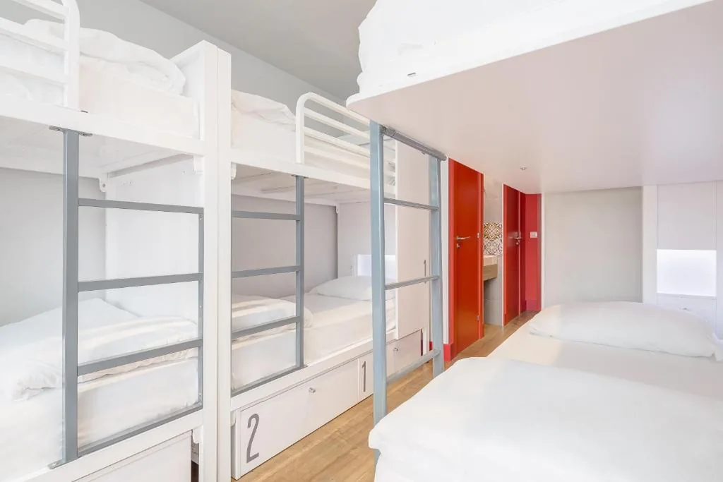 Habitación Familiar (6 adultos) con baño privado — Generator Barcelona