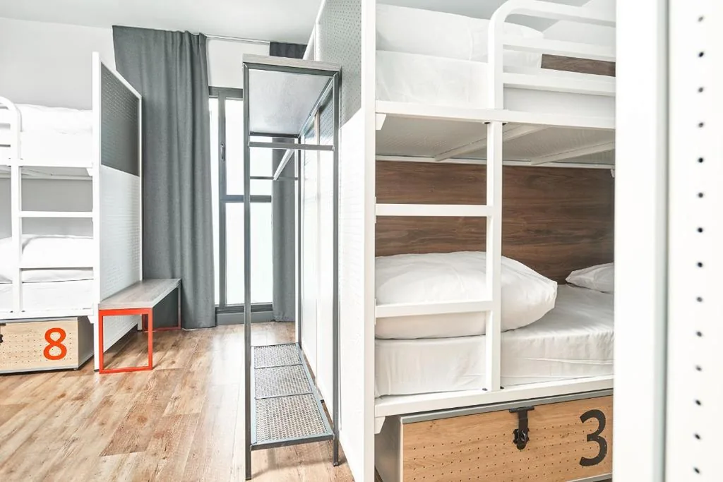 女性専用8ベッド相部屋のベッド — Generator Madrid
