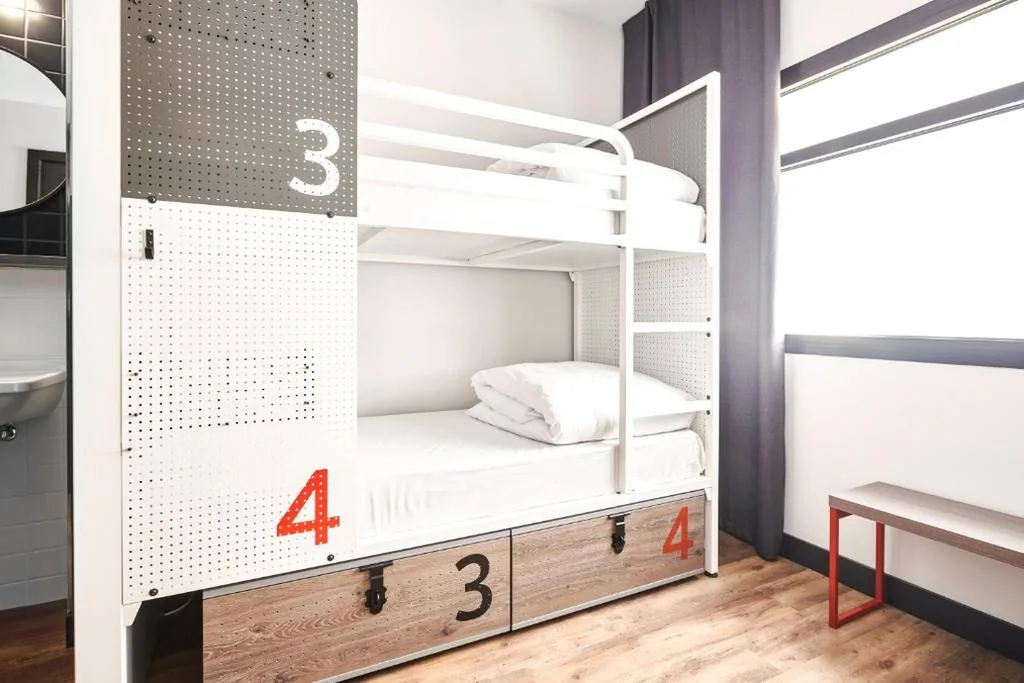 男女共用4ベッド相部屋のベッド — Generator Madrid