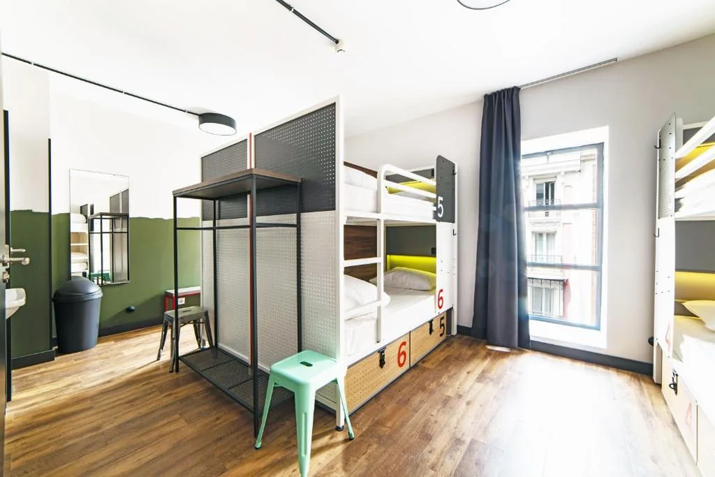 男女共用8ベッド相部屋のベッド — Generator Madrid