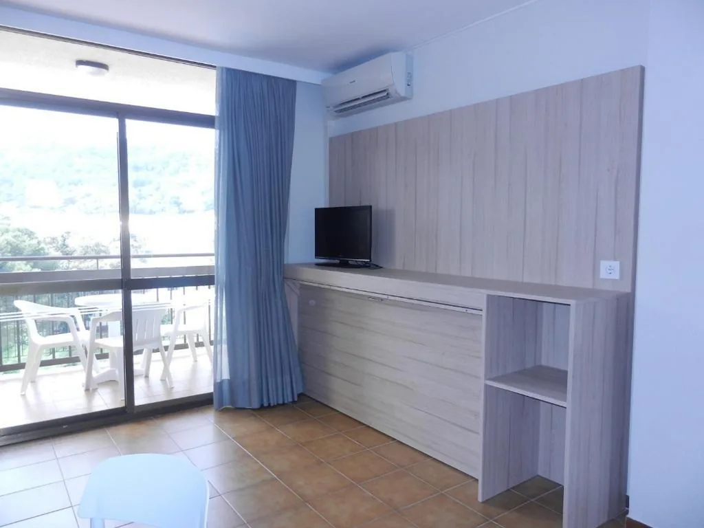 Familienapartment mit 1 Schlafzimmer und Balkon (2–5 Erwachsene) — GHT Aparthotel Tossa Park