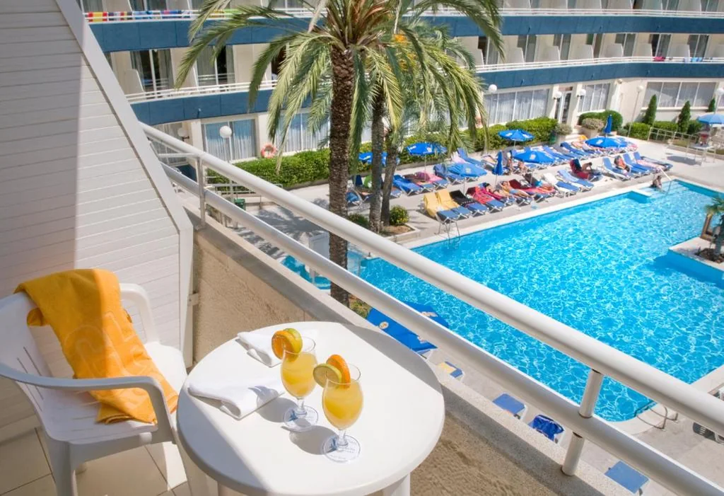 Camera doppia con vista sulla piscina - 2 adulti e 1 bambino — GHT Aquarium & Spa