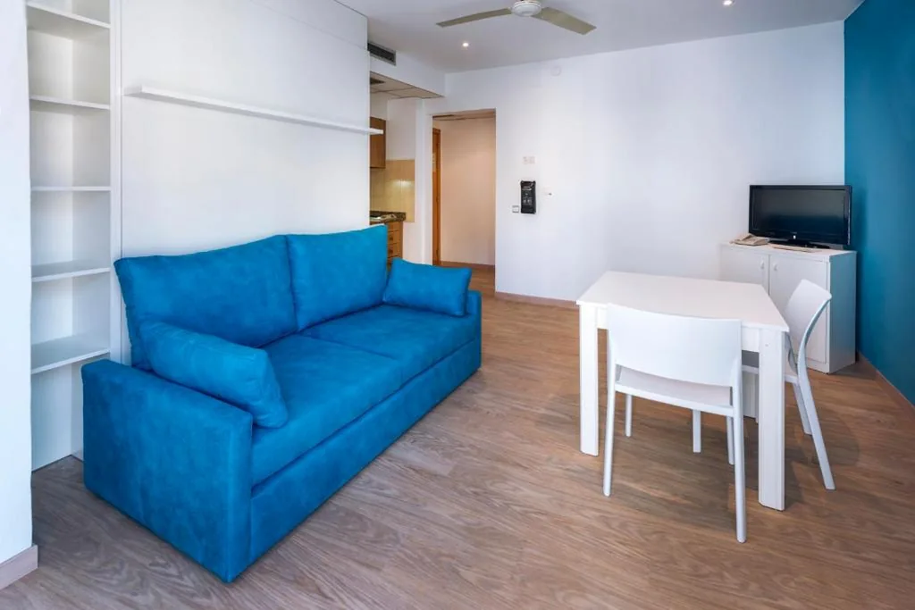 Appartement avec balcon et vue sur la piscine (2-4 adultes) — GHT Balmes, Hotel-Aparthotel&SPLASH