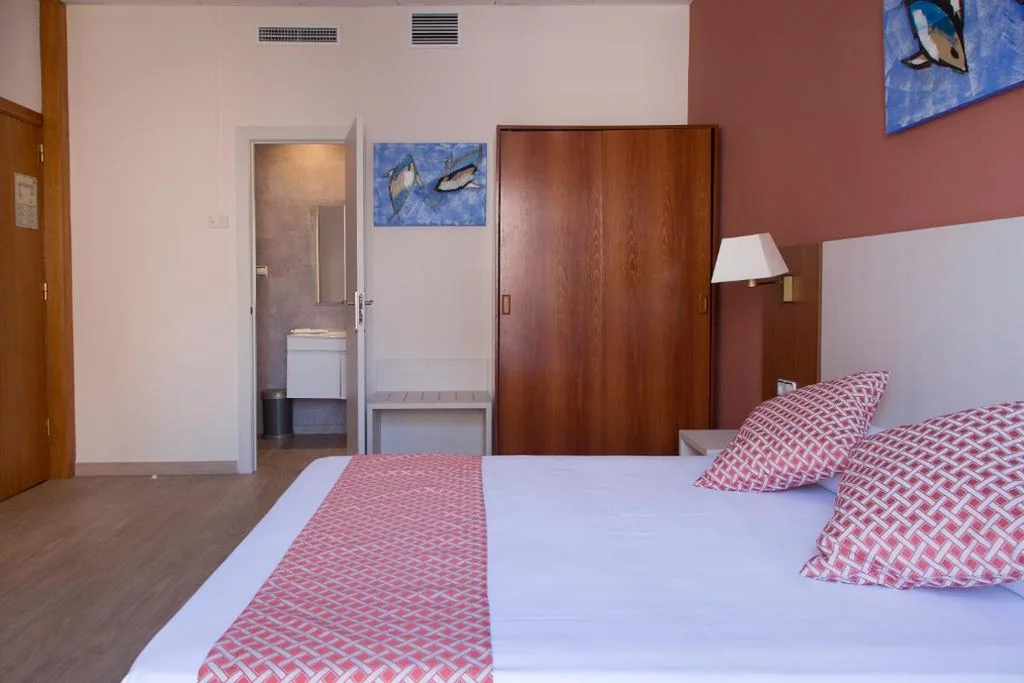 Chambre double avec 2 lits d’appoint - 1 ou 2 lits (2 adultes + 2 enfants) — GHT Balmes, Hotel-Aparthotel&SPLASH