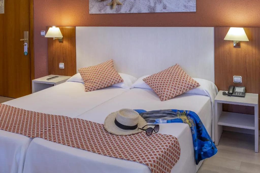 Chambre double avec balcon - 1 ou 2 lits — GHT Balmes, Hotel-Aparthotel&SPLASH