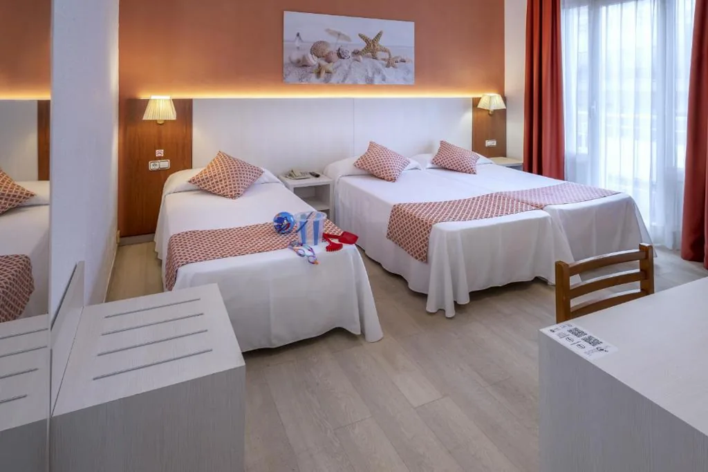 Chambre double avec lit d’appoint - 1 ou 2 lits (2 adultes + 1 enfant) — GHT Balmes, Hotel-Aparthotel&SPLASH