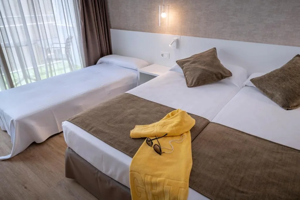 Quarto Duplo com 2 camas individuais, cama extra e varanda (2 adultos + 1 criança) — GHT Costa Brava & Spa
