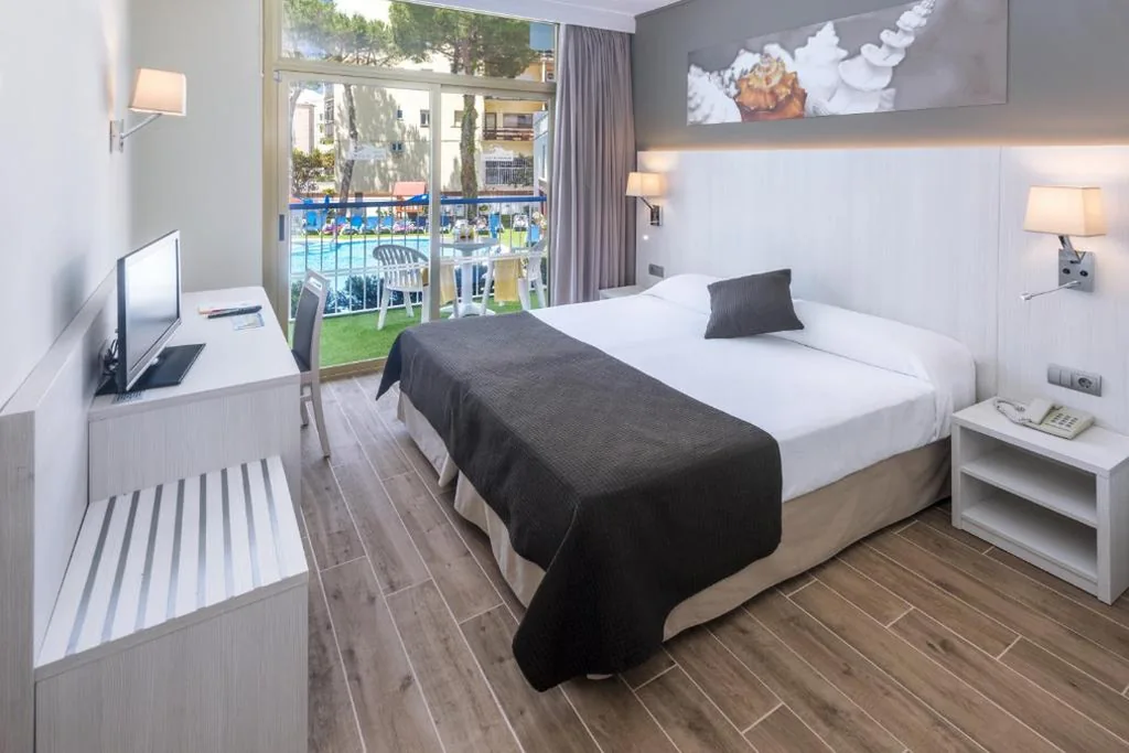 Quarto Duplo com Varanda e Vista Piscina - 2 camas — GHT Costa Brava & Spa