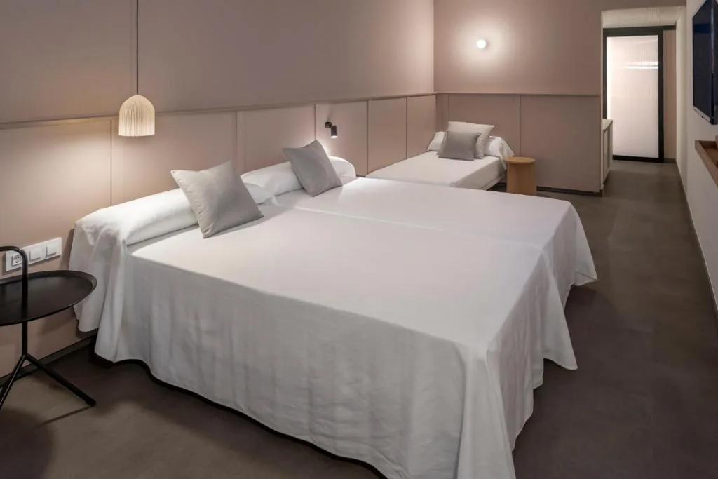 Tweepersoonskamer met extra bed en uitzicht op de stad - 1 of 2 bedden — GHT Miratge - Only Adults 18 and up