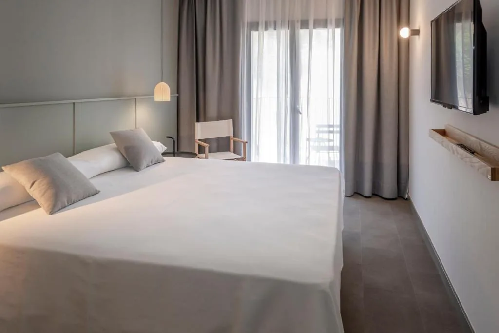 Tweepersoonskamer met uitzicht op de stad - 1 of 2 bedden — GHT Miratge - Only Adults 18 and up