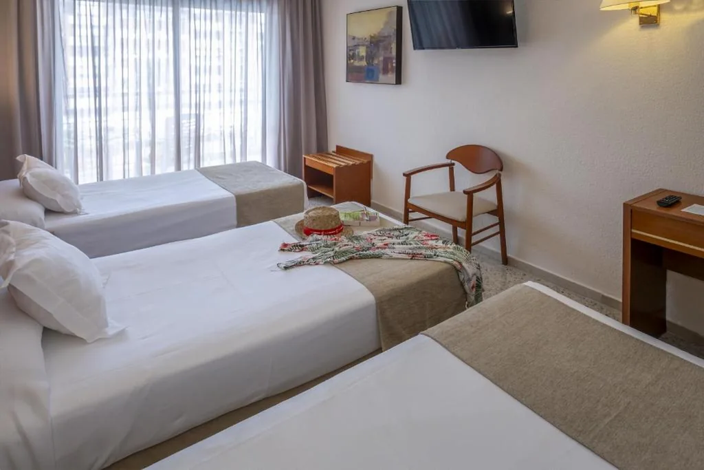 Camera Doppia con 2 letti singoli, letto supplementare e balcone (2 adulti + 1 bambino) — GHT Oasis Park & Spa