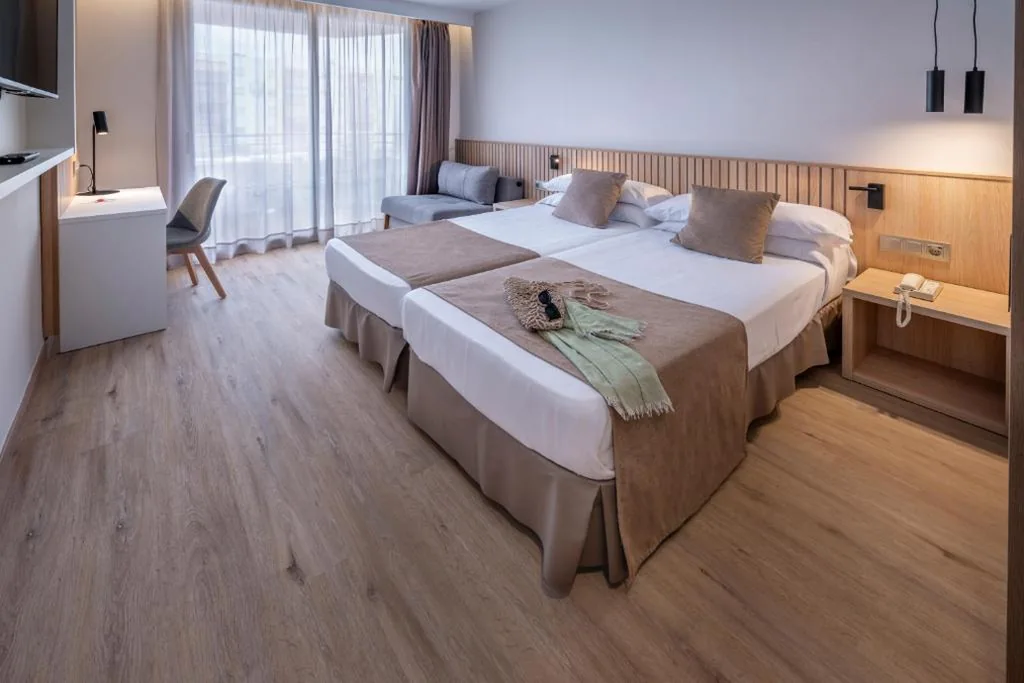 Quarto Quádruplo com Varanda — GHT Oasis Tossa & Spa