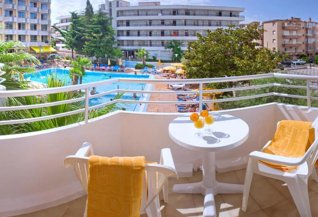 Quarto Duplo (1 ou 2 camas) com Vista para a Piscina - 2 adultos e 1 criança — GHT Oasis Tossa & Spa