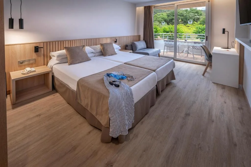 Quarto Duplo com Cama Extra e Varanda (2 adultos + 1 criança) — GHT Oasis Tossa & Spa