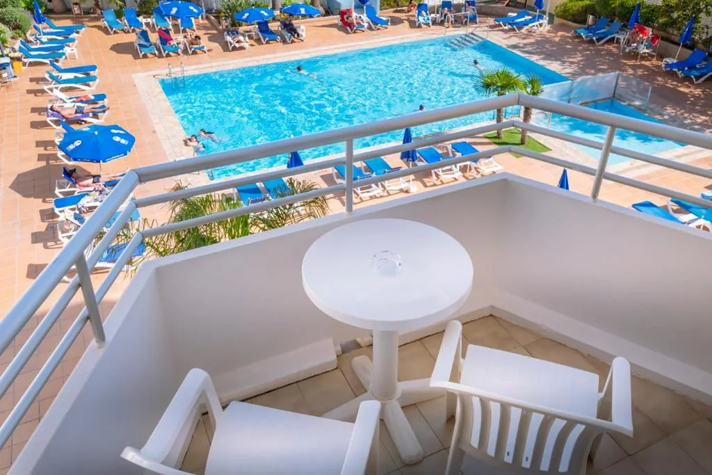 Quarto Triplo com Vista para a Piscina — GHT Oasis Tossa & Spa