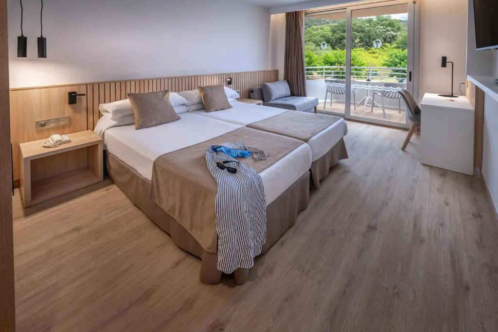 Quarto Triplo — GHT Oasis Tossa & Spa