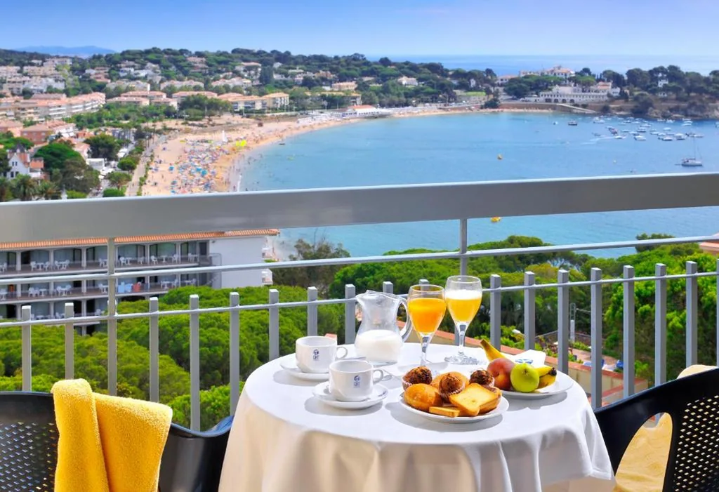 Habitación Doble con vistas al mar y balcón - 1 o 2 camas — GHT S'Agaró Mar Hotel