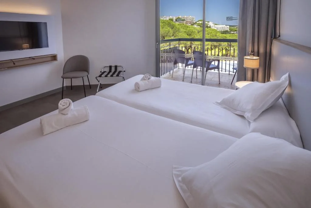 Habitación Doble con vistas laterales al mar - 1 o 2 camas — GHT S'Agaró Mar Hotel