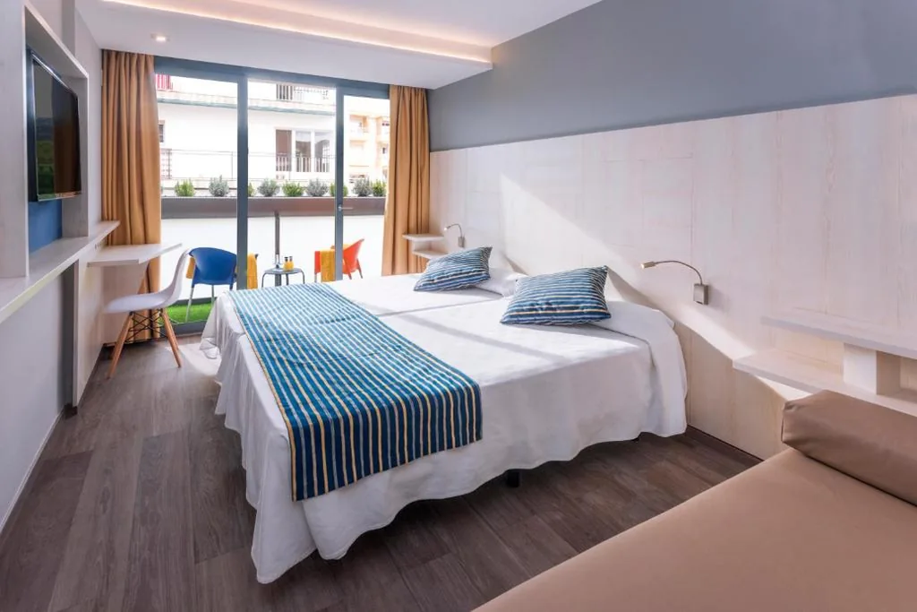 Camera doppia con balcone - 1 o 2 letti — GHT Sa Riera