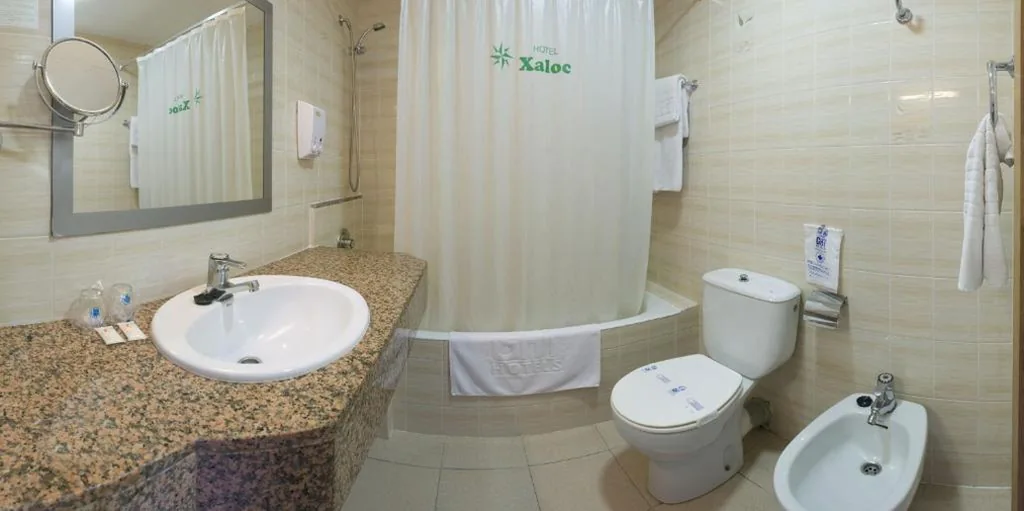 Habitación Doble con vistas al mar y balcón - 1 o 2 camas — GHT Xaloc