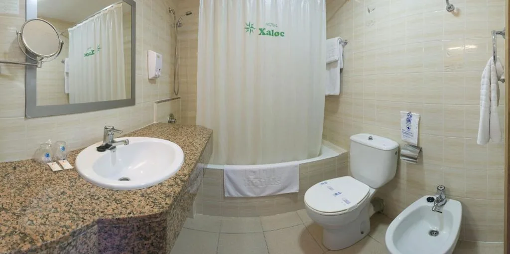 Habitación Doble con vistas al mar y balcón (2 adultos y 1 niño) — GHT Xaloc