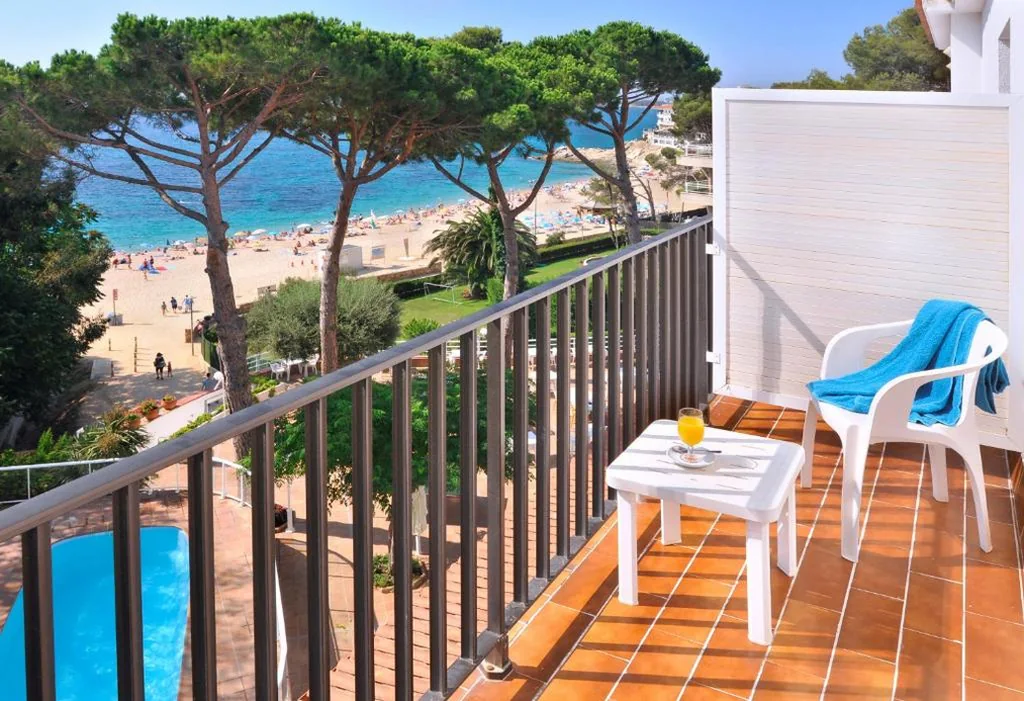 Habitación Triple con balcón y vistas al mar — GHT Xaloc