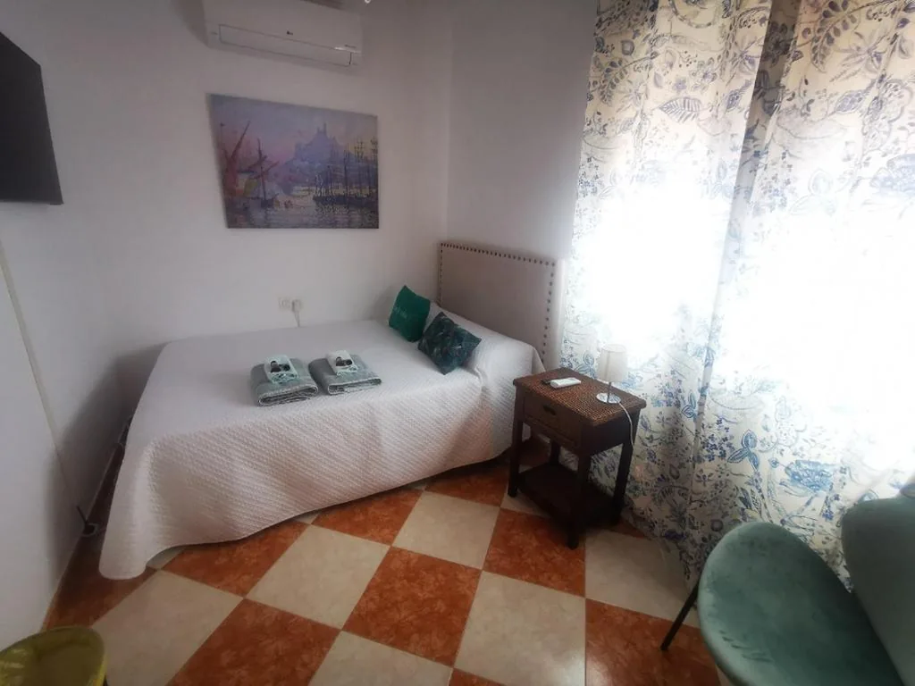 Quarto Duplo Standard com Casa de Banho Partilhada — Gibraltar Views Guest House