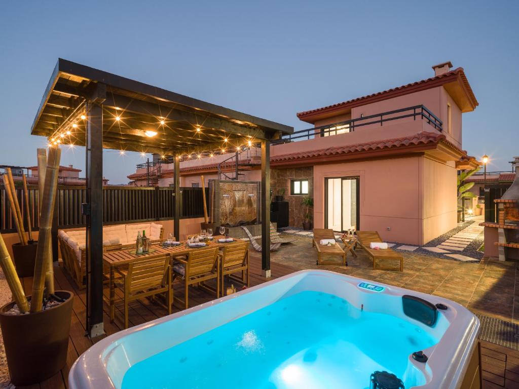 Giraud I - Modern villa next to the sea with jacuzzi & Pool