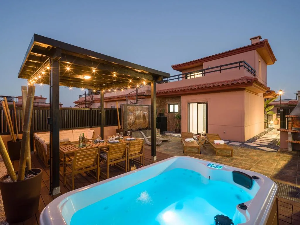 Villa met 2 slaapkamers — Giraud I - Modern villa next to the sea with jacuzzi & Pool