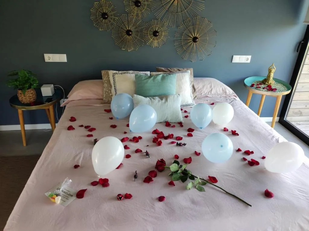 Suite mit Whirlpool-Badewanne und großem Doppelbett — Glass Cube