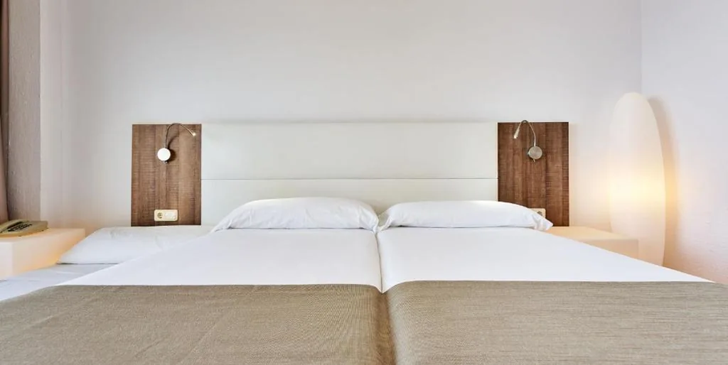 Doppelzimmer mit seitlichem Meerblick — Globales Cala Viñas Adults Only 16+