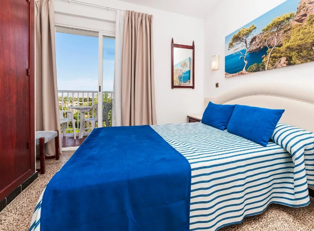 Double or Twin Room (1 Adult + 2  Children) — Globales Condes de Alcudia