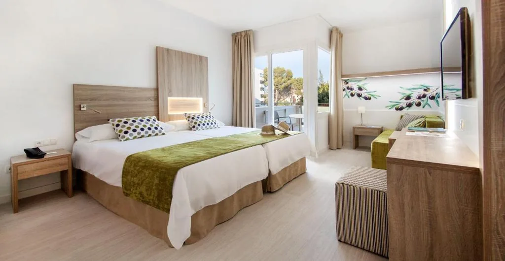 Habitación Doble con balcón (1 adulto + 2 niños) — Globales Maioris