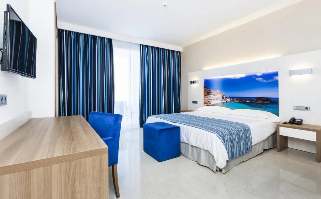 Camera Superior Doppia con Letti Singoli e Balcone (2 adulti + 1 bambino) — Globales Playa Estepona