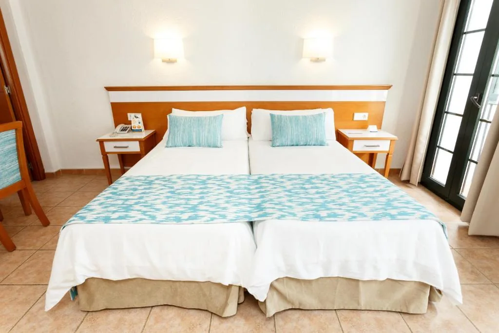 Tweepersoonskamer (1 volwassene + 1 kind) - 1 of 2 bedden — Globales Pueblo Andaluz