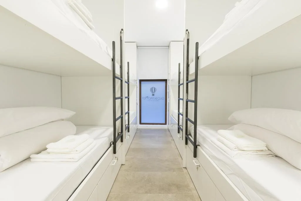 Cama en habitación compartida mixta de 8 camas — GLOBETROTTER HOSTEL, by Albany